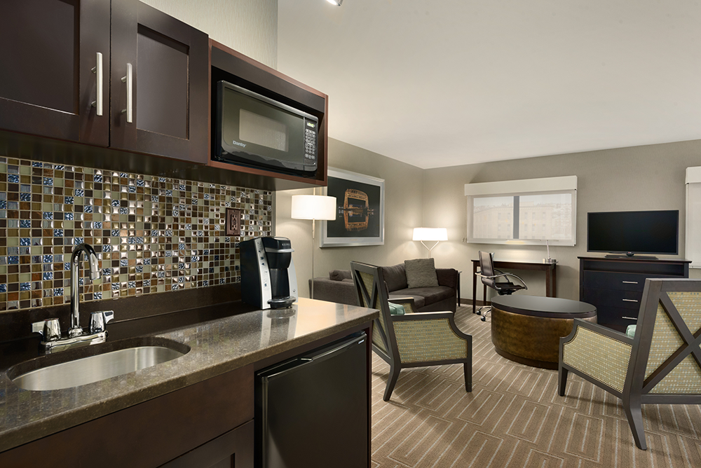 dulmn-holiday-inn-hotel-&-suites-duluth-downtown-1-king-bed-whirlpool-suite-rm1033-01